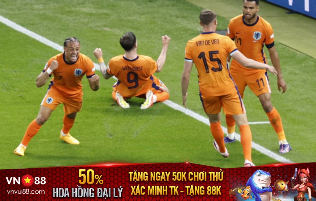 Hà Lan loại Thổ Nhĩ Kỳ nhờ hai bàn trong 6 phút